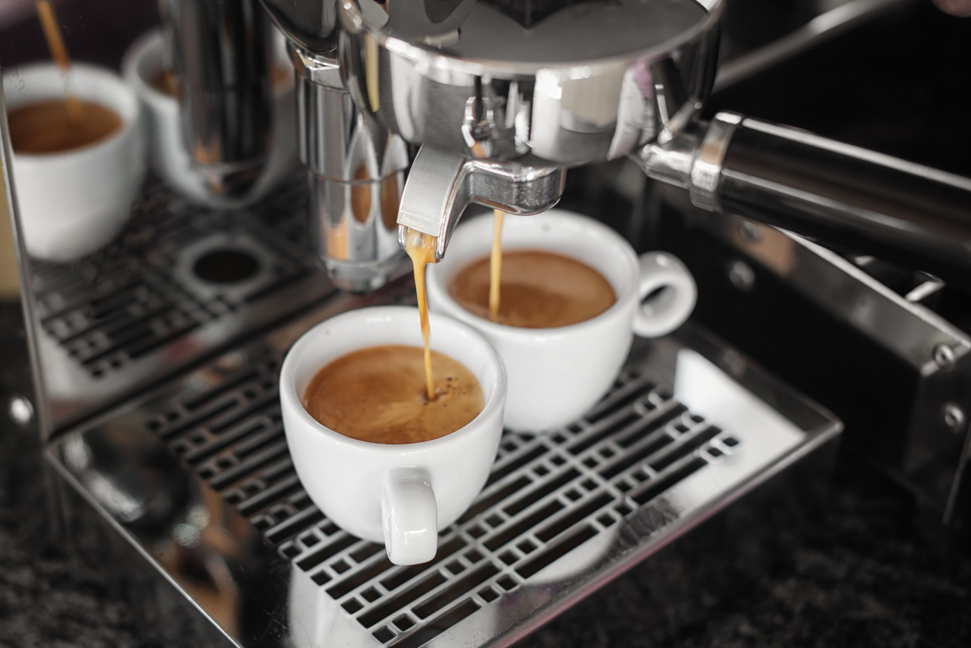 Elegantes Chrom-Kaffeemaschine macht einen exquisiten italienischen Espresso