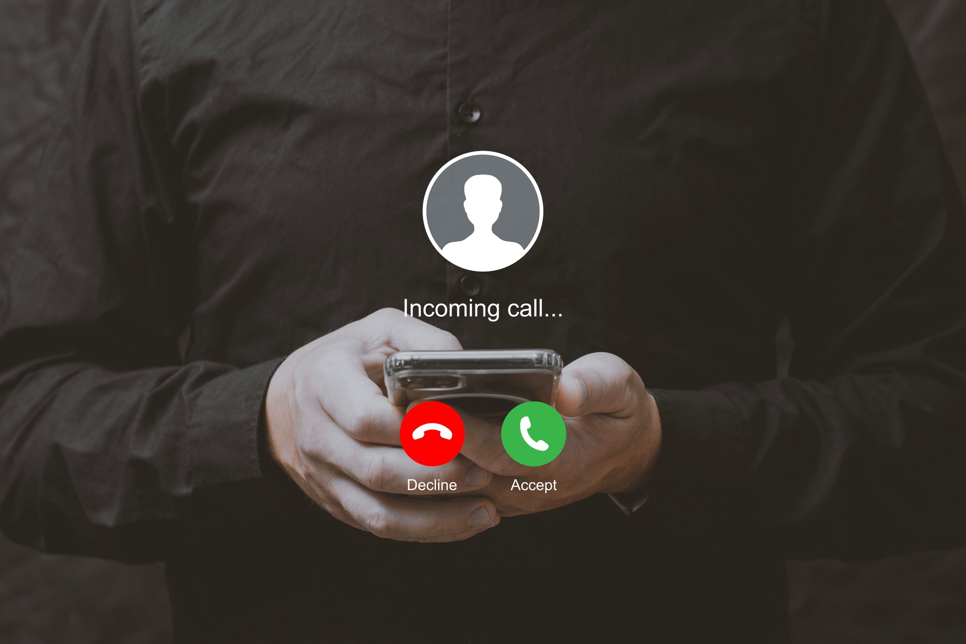 Mann hält Smartphone mit Bildschirm für eingehende Anrufe. Nahaufnahme von Händen, die das Mobiltelefon halten, mit den Tasten zum Annehmen und Ablehnen von Anrufen auf dem Display.
