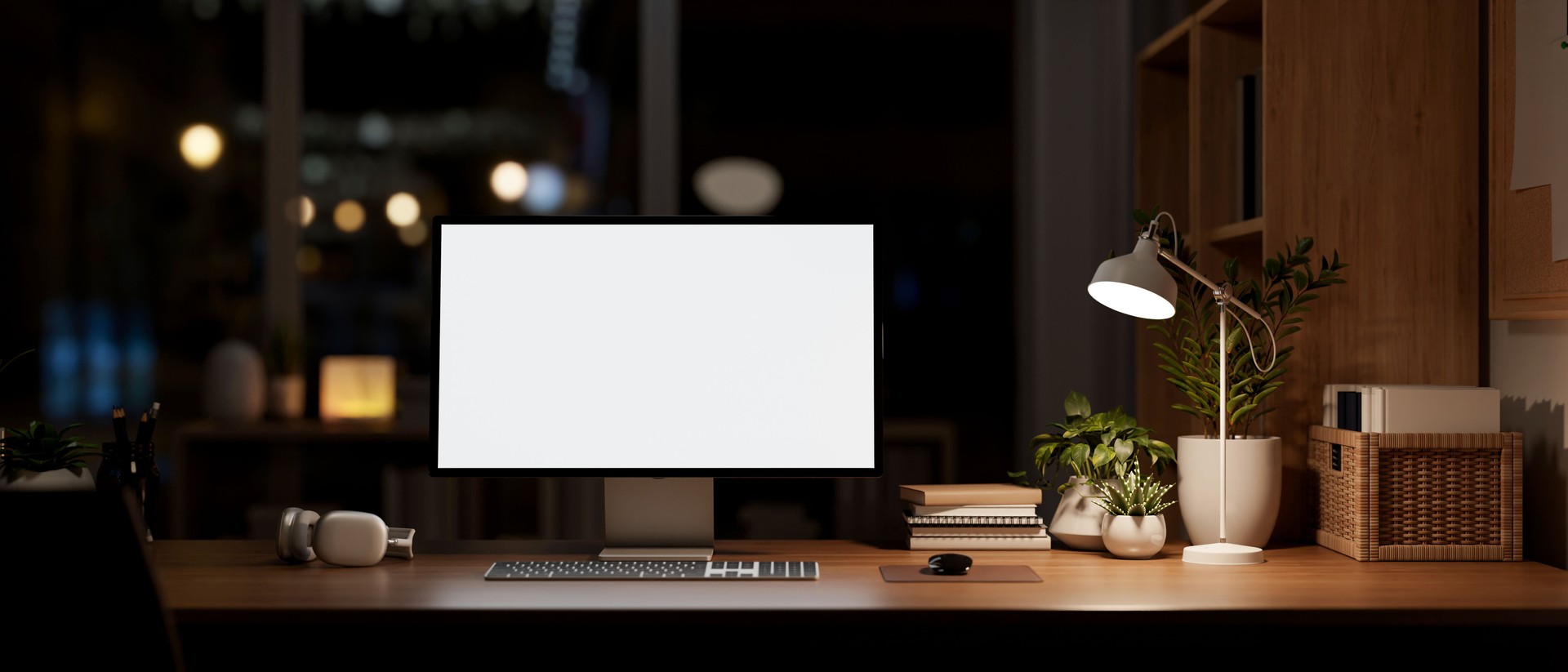 Ein modernes, dunkles Büro bei Nacht, ein Computermodell auf einem Schreibtisch, beleuchtet von einer Tischlampe.