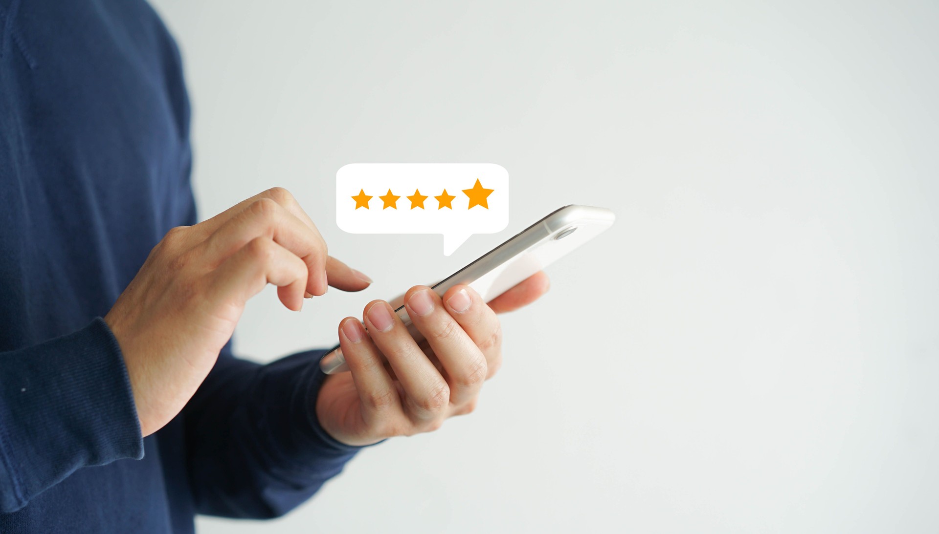 Nahaufnahme auf Kunden Mann Handdrücken auf Smartphone-Bildschirm mit Fünf-Sterne-Bewertung Feedback-Symbol und Presse-Level guten Rang für die Beste Punktzahl, um den Service zu überprüfen, Technologie Business-Konzept